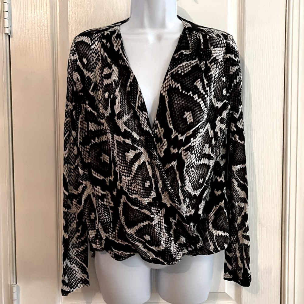 NWT GUESS L/S Front Twist Top